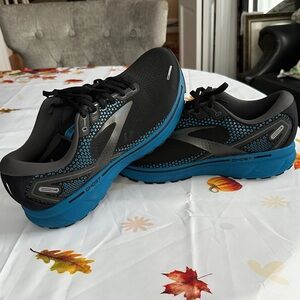 Brand New - Men’s 11.5US Wide 2E Brooks Ghost 14 athletic running shoes